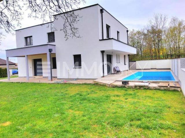 Modernes Doppel Eigenheim für 2 Familien, Garten, Pool und 2 Garagen!