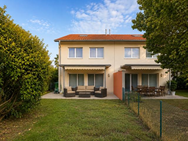 Modernes Doppeleinfamilienhaus mit Garten an bester Lage