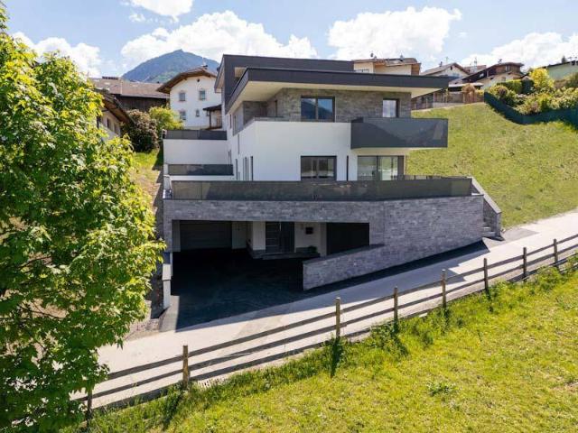 Modernes Doppelhaus mit Terrasse in Oberperfuss