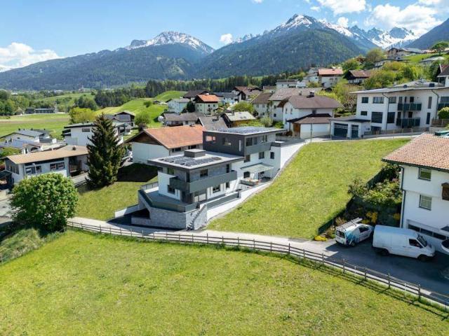 Modernes Doppelhaus mit Terrasse in Oberperfuss