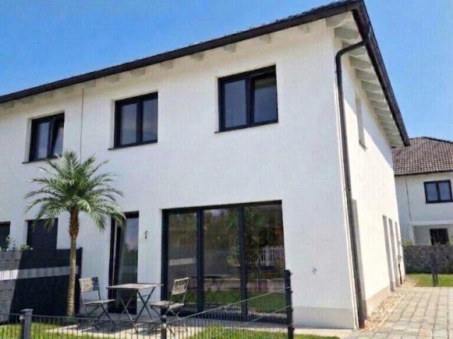 Modernes Doppelhaus mit Garten und Terrasse auf Eigengrund & zeitgemäßem Wohnkomfort