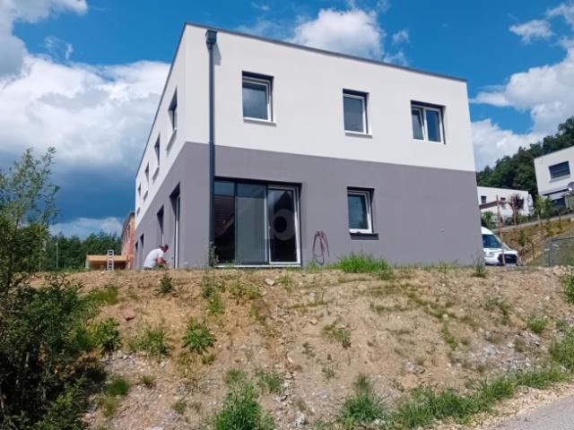 MODERNES DOPPELHAUS IN RUHIGER SONNENLAGE MIT PV ANLAGE UND CARPORT