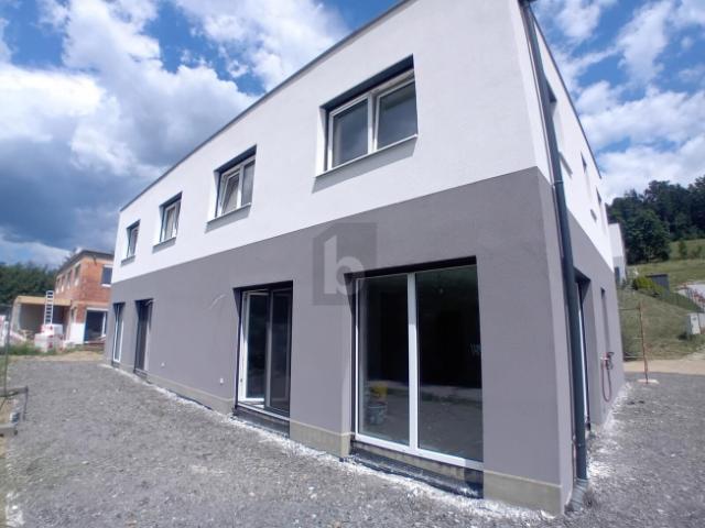 MODERNES DOPPELHAUS IN RUHIGER SONNENLAGE MIT PV ANLAGE UND CARPORT