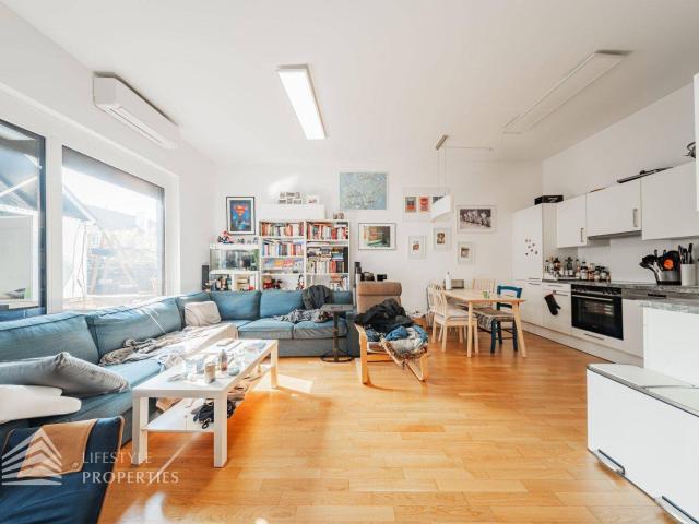 Modernes Duplex mit Eigengarten und Terrasse – Stilvolles Wohnen auf zwei Ebenen nahe der UNO City