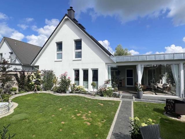 Modernes Effizienzhaus 55 mit PV Anlage, Speicher, Wallbox, Wintergarten und Doppelgarage