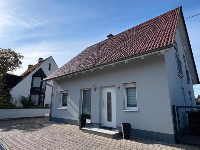 Modernes EFH mit Pool & Outdoorküche