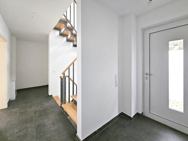 Modernes EFH mit vermieteter ELW, KfW 55 und Wärmepumpe