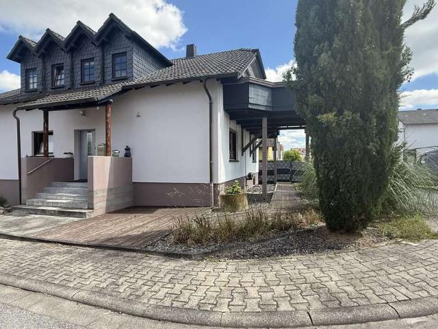 Modernes Ein bis Zweifamilienhaus mit Pool, Sauna und großzügigem Grundstück