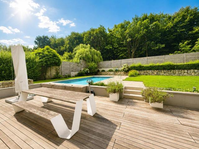 Modernes Einfamilienhaus in traumhafter Grünlage mit Pool, Sauna und exklusiver Ausstattung