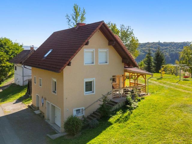 Modernes Einfamilienhaus in Trautmannsdorf mit Panoramablick und viel Grünfläche