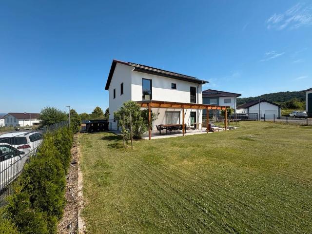Modernes Einfamilienhaus mit Carport