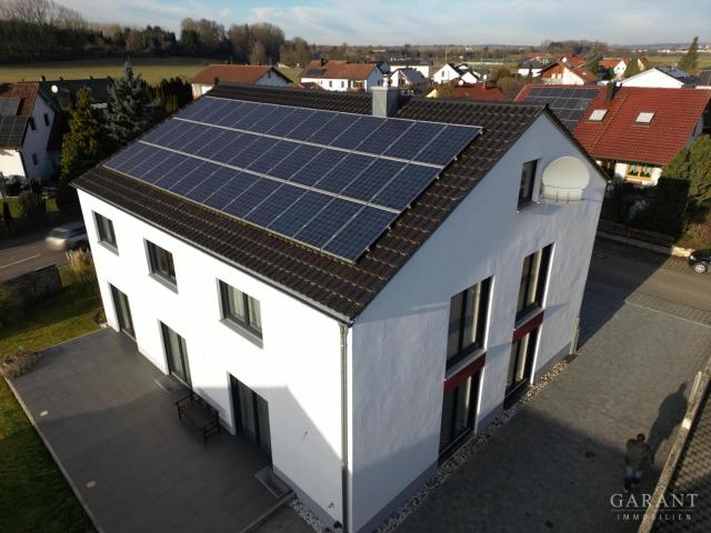 Qualitativ hochwertiges Einfamilienhaus mit Einliegerwohnung, Sauna, PV Anlage und Dachstudio