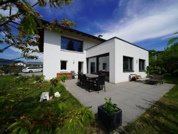 Modernes Einfamilienhaus mit Freiblick