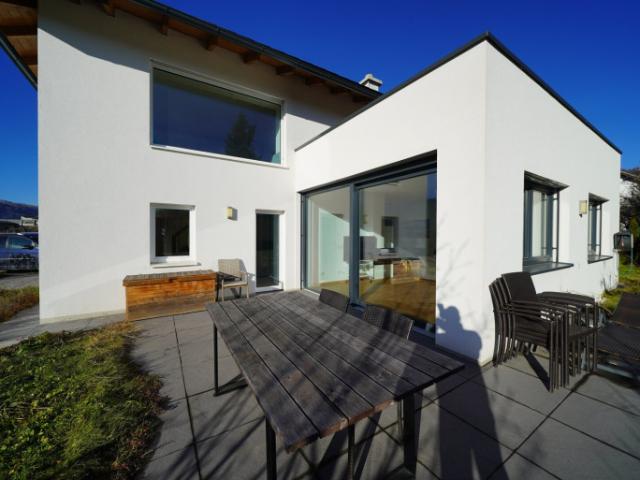 Modernes Einfamilienhaus mit Freiblick