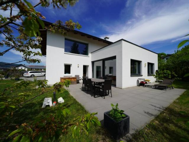 Modernes Einfamilienhaus mit Freiblick