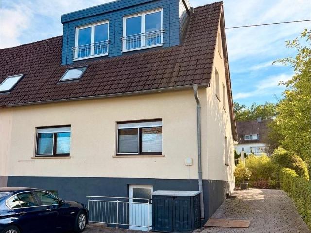 Modernisiertes Familienhaus mit neuem Garten und ausgebautem DG