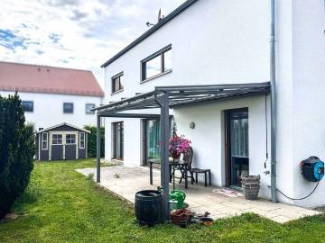 Modernes Einfamilienhaus mit Garten und Garage in familienfreundlicher Lage