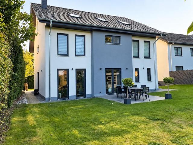 Modernes Einfamilienhaus mit Garten und Sauna in Detmold