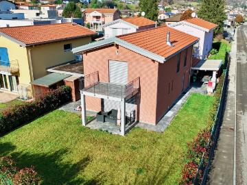 Modernes freistehendes Haus mit Garten und Panoramablick