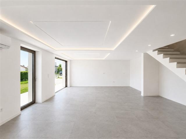 MODERNES EINFAMILIENHAUS MIT GARTEN, NEU GEBAUT