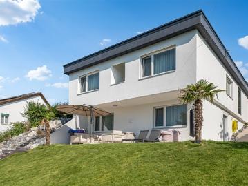 Modernes Einfamilienhaus mit Gartenparadies