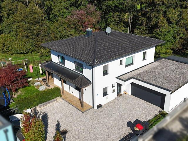 Modernes Einfamilienhaus mit großem Garten, am Bachlauf mit eigenem Waldstück und moderner Haustechnik