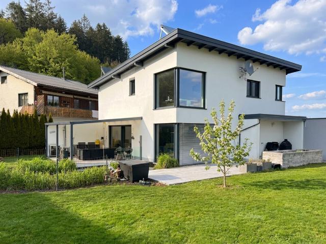 Modernes Einfamilienhaus mit großem Garten, Sauna und Doppelgarage in ruhiger Lage