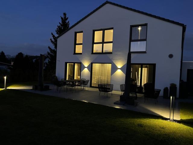 Modernes Einfamilienhaus mit großem Garten