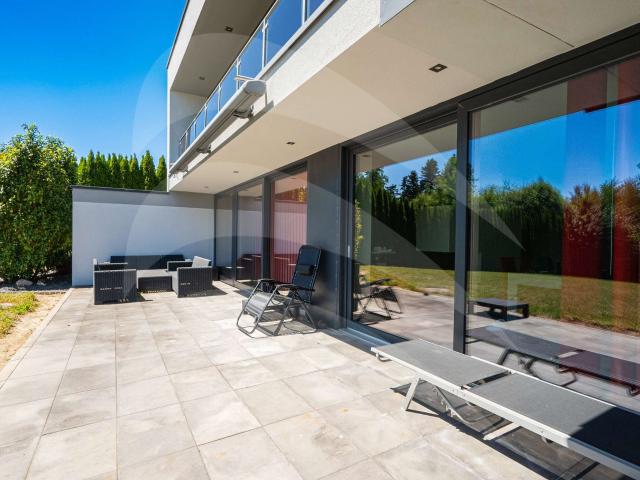 Modernes Einfamilienhaus mit großem Grundstück