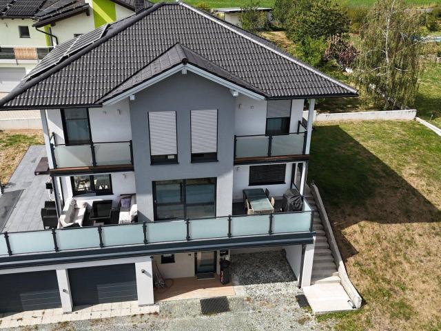Modernes Einfamilienhaus mit großzügiger Terrasse und Doppelgarage