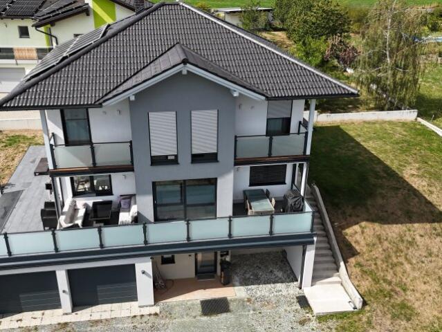 Modernes Einfamilienhaus mit großzügiger Terrasse und Doppelgarage