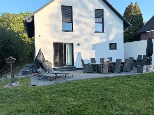 Modernes Einfamilienhaus mit PV, Garage & großzügigen Grundstück