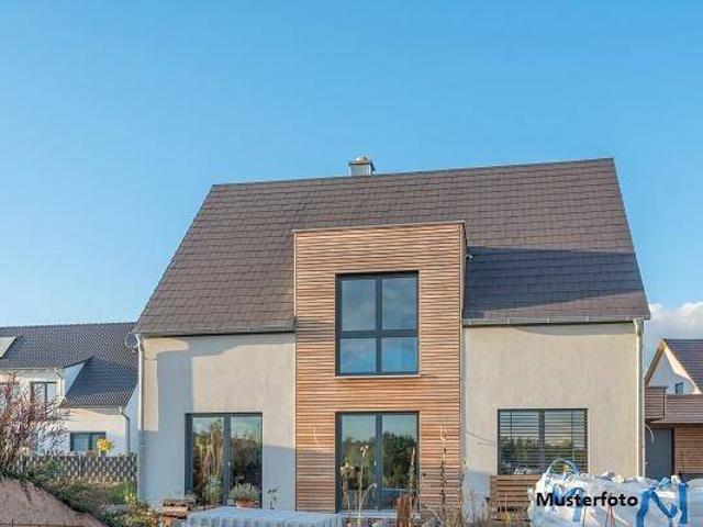 Modernes Einfamilienhaus mit Pool, großzügigen Terrassen und Garagenanbau