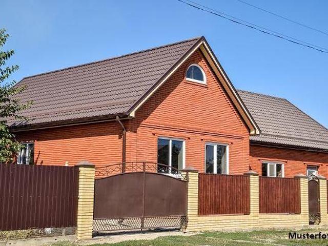 Modernes Einfamilienhaus mit Pool, großzügigen Terrassen und Garagenanbau