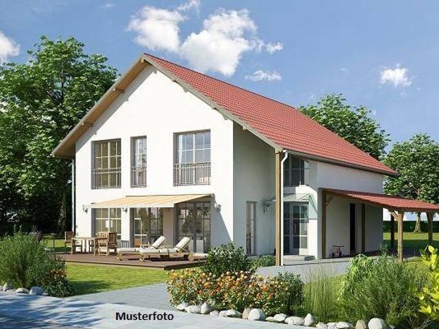 Modernes Einfamilienhaus mit Pool, großzügigen Terrassen und Garagenanbau