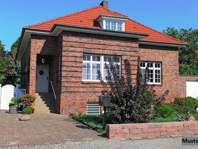 Modernes Einfamilienhaus mit Pool, großzügigen Terrassen und Garagenanbau