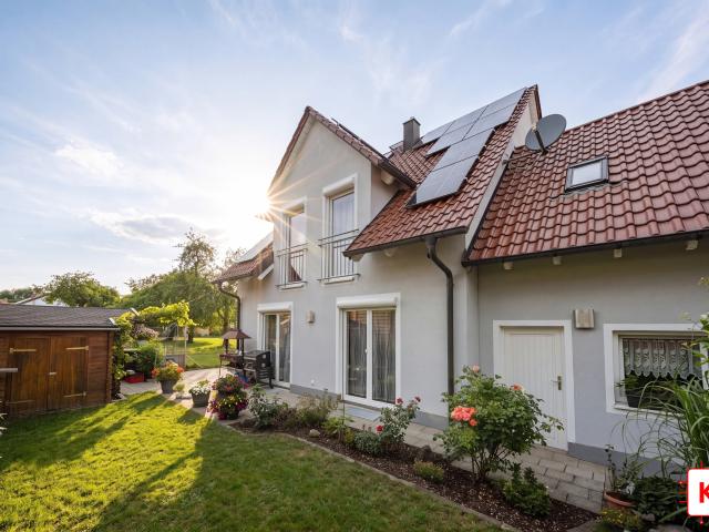 Modernes Einfamilienhaus mit Südwest Terrasse, Kamin und Solaranlage
