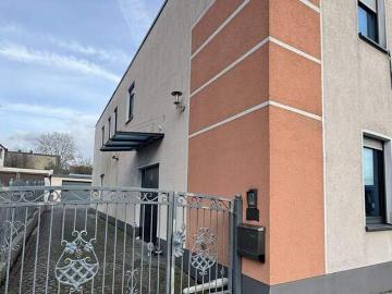 Modernes Einfamilienhaus mit Top Ausstattung, Garten und Garagen