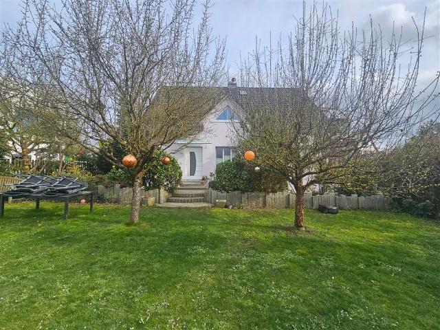Modernes Einfamilienhaus mit Wintergarten & nachhaltiger Solartechnik