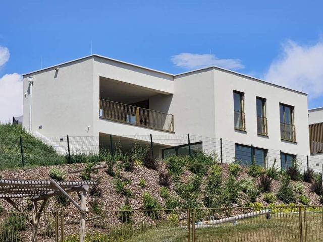 Modernes, energieeffizientes Wohnhaus in Siedlungslage im Zentrum