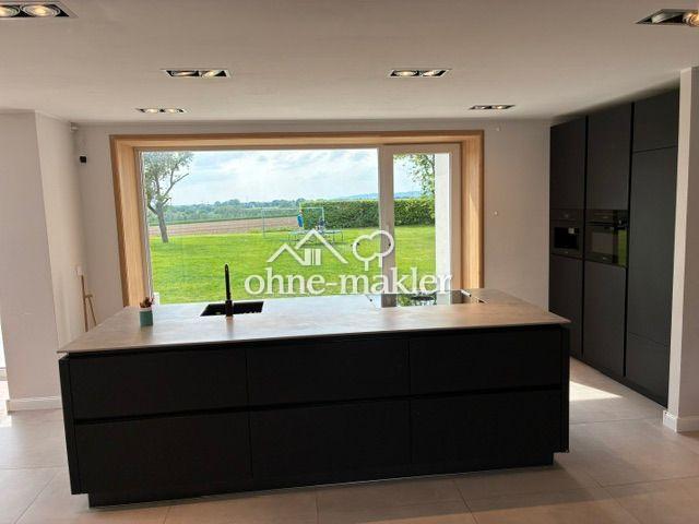 Modernes Familienhaus, Designer Küche und Blick ins Grüne