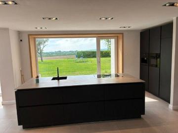 Modernes Familienhaus, Designer Küche und Blick ins Grüne