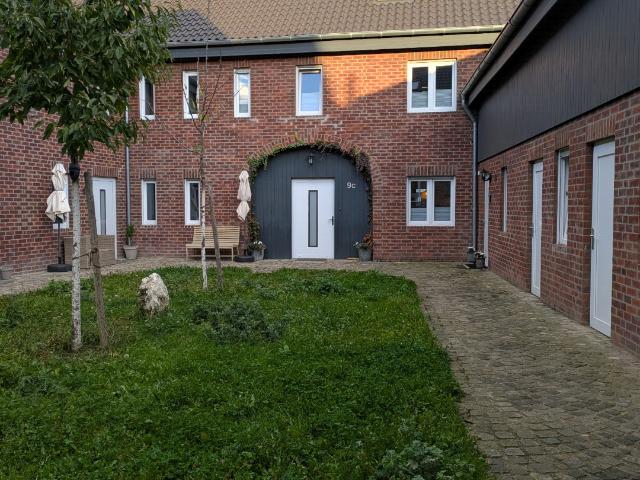 Modernes Familienhaus im Vierkanthof mit Garage und Keller