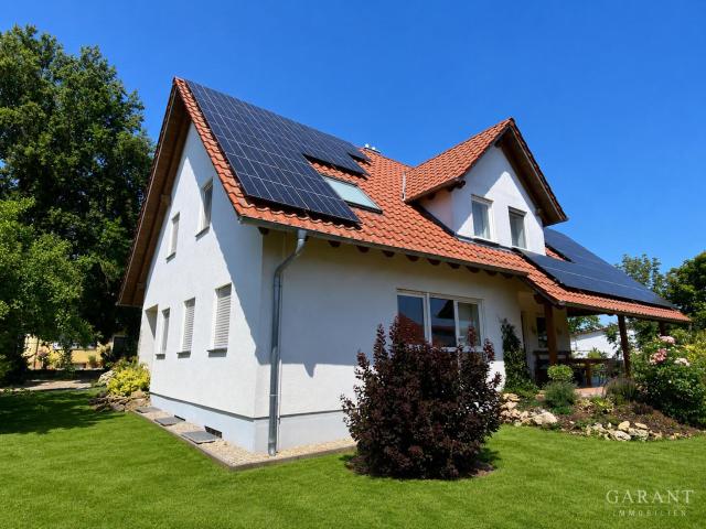 Modernes Familienhaus mit Wärmepumpe, Photovoltaik und großzügigem Nebengebäude