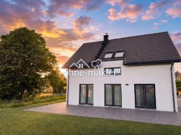 Modernes Familienidyll mit Weitblick