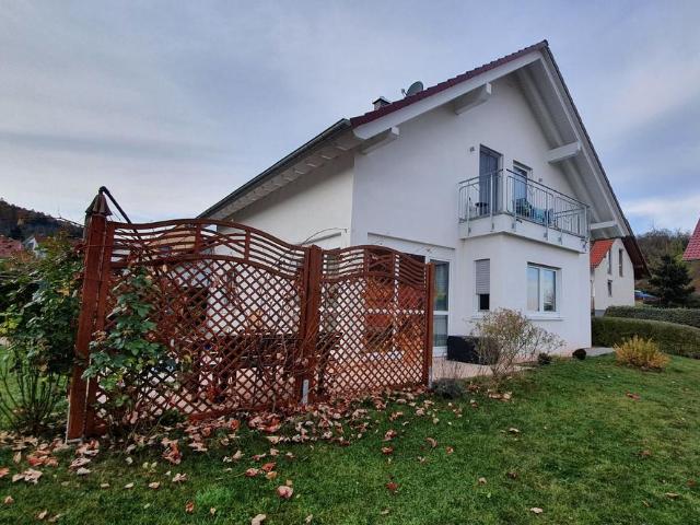 Modernes Fertighaus mit PV Anlage, Fußbodenheizung & Kaminanschl