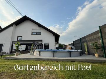 Modernes freistehendes Einfamilienhaus mit Pool zu verkaufen