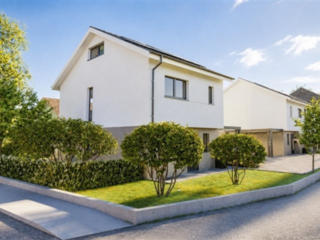 Modernes freistehendes Haus mit hochwertigen Oberflächen und zeitlosem Wohnkomfort