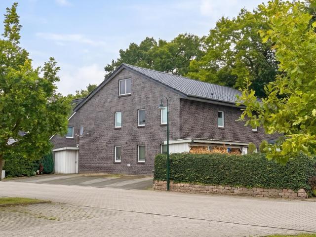 Modernes, großzügiges Zweifamilienhaus mit vielseitigem Nutzungspotenzial und Ausbaureserve