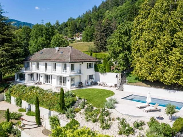 Modernes Grundstück mit Schwimmbad und Panoramablick